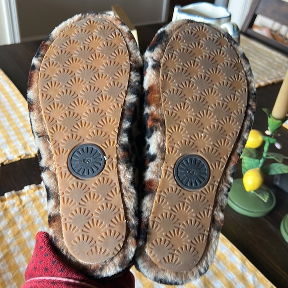 Ugg Fluff Yeah Slide in cheetah no longer sold on website. - Picture 4 of 5